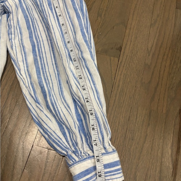 Cabi Linen Blend "Pacific Top" in Washed Stripe. Small - Picture 8 of 9